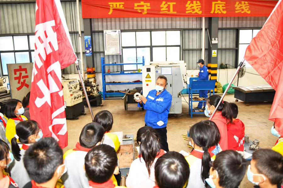 技術人員向同學們講解產品生產工藝。謝家集區委宣傳部供圖
