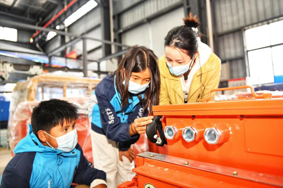 同學們近距離觀摩機械制成品。謝家集區委宣傳部供圖