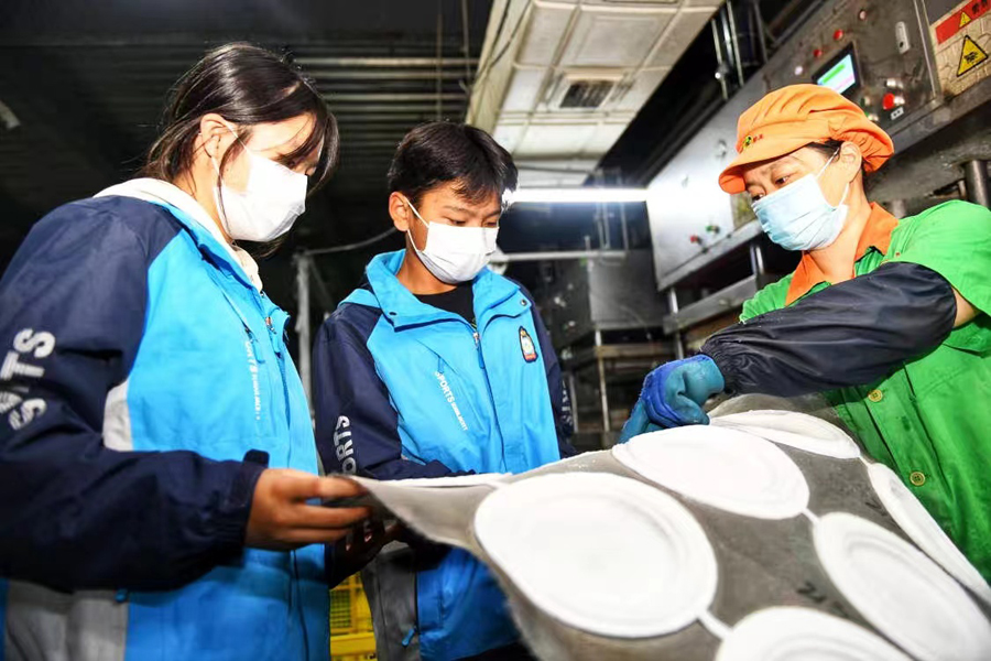 同學們近距離接觸工業生產線。謝家集區委宣傳部供圖