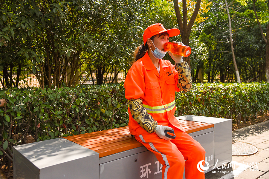 工具箱不僅可以收納工具，還可以為環衛工人和過往行人提供座位休息。人民網 李希蒙攝