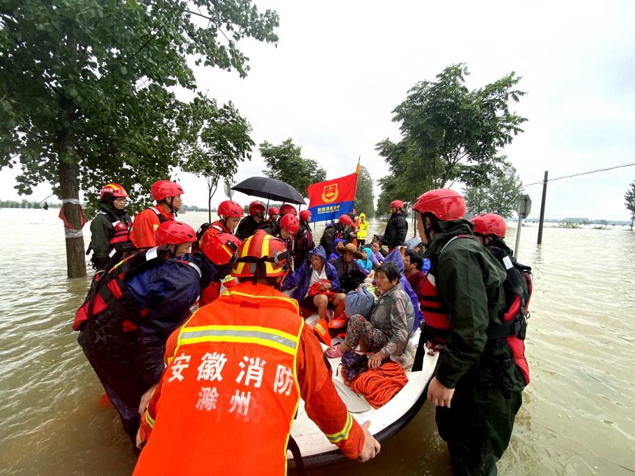 2020年7月，滁州消防在全椒古河鎮轉移為洪水圍困的村民