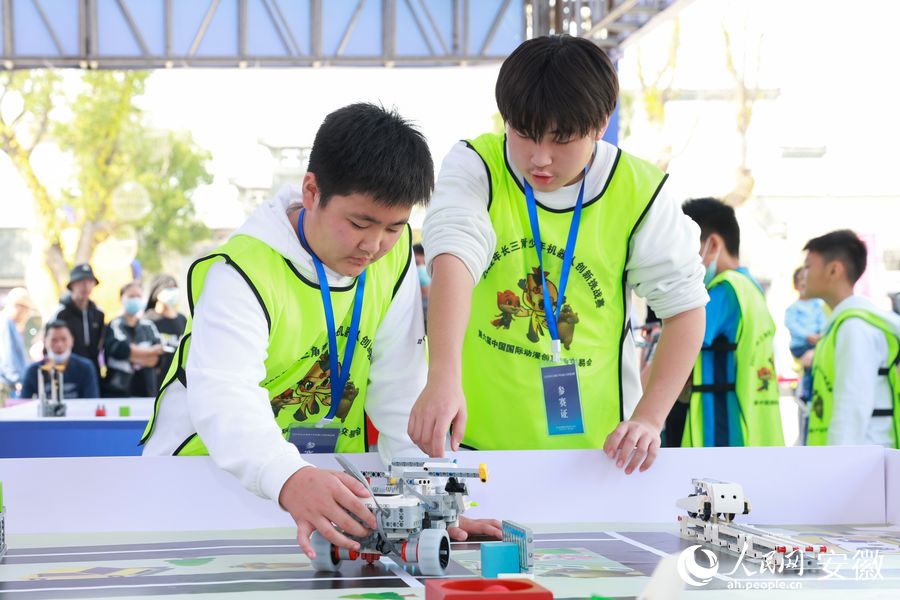 长三角青少年机器人创新挑战赛同步举办。人民网 张俊摄