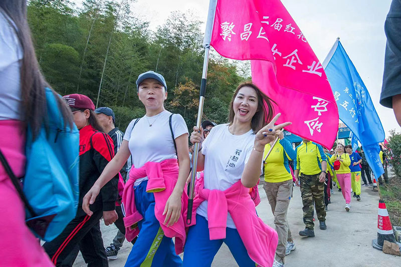 2022年11月12日，安徽省芜湖市繁昌区孙村镇红花山，市民在参加全民健身运动会登山活动。肖本祥摄