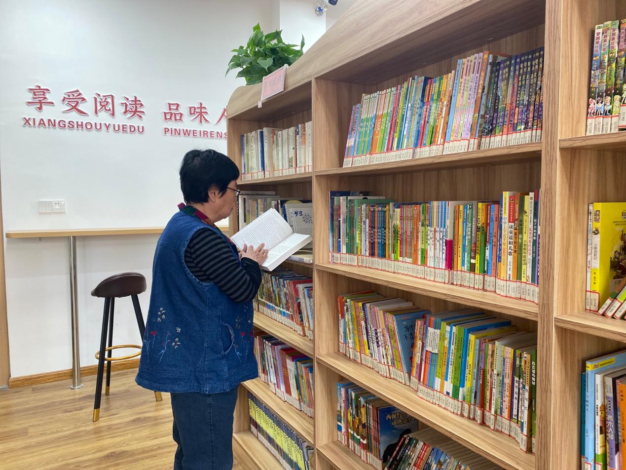 读者在滨江书舍阅读