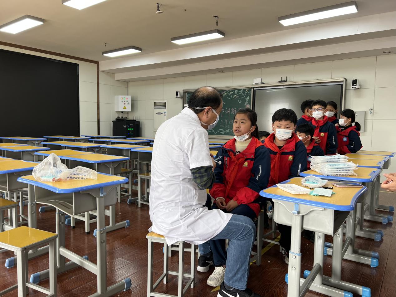吴书祥正在给学生进行口腔检查。灵璧县委宣传部供图