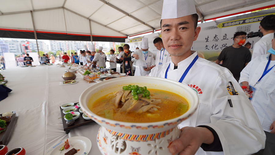 厨师现场烹饪并展示美食作品。绩溪县委宣传部供图