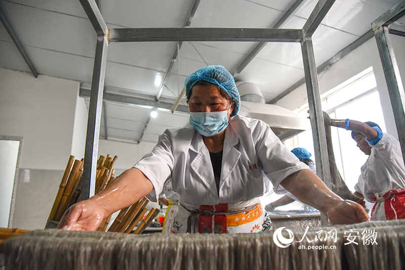 粉条生产车间，工人正在将粉条挂起，准备阴干晾晒。人民网 李希蒙摄