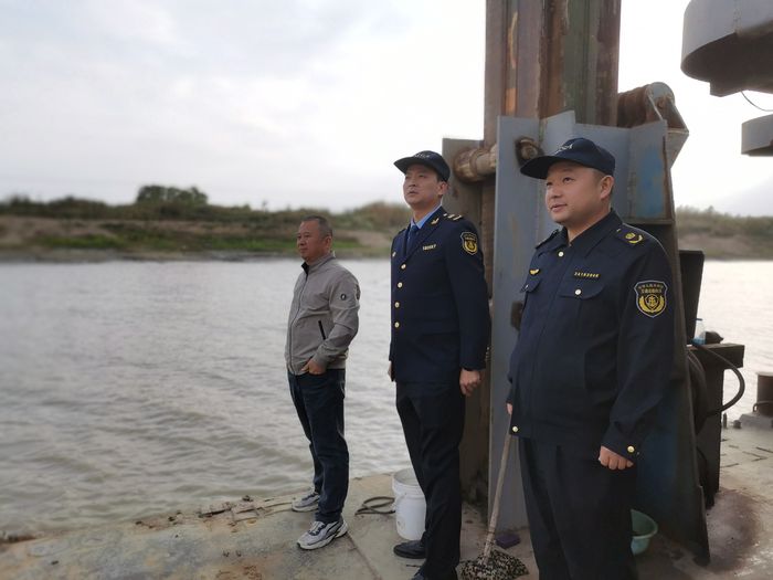 執法支隊與海事中心聯合加強現場管控。宣城市交通執法支隊供圖