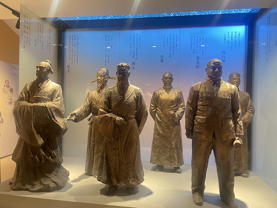 六位代表中国职业教育发展的人物雕塑。合肥职业技术学院供图