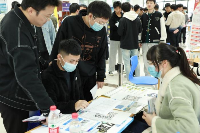 招聘会现场。刘伟摄