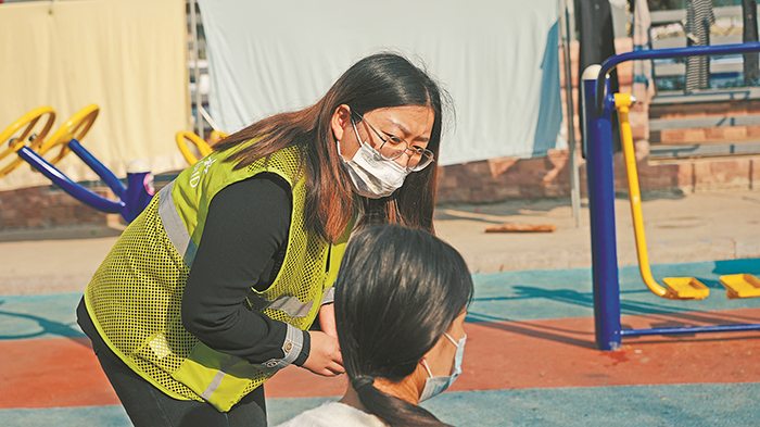 格林社区网格员与居民沟通