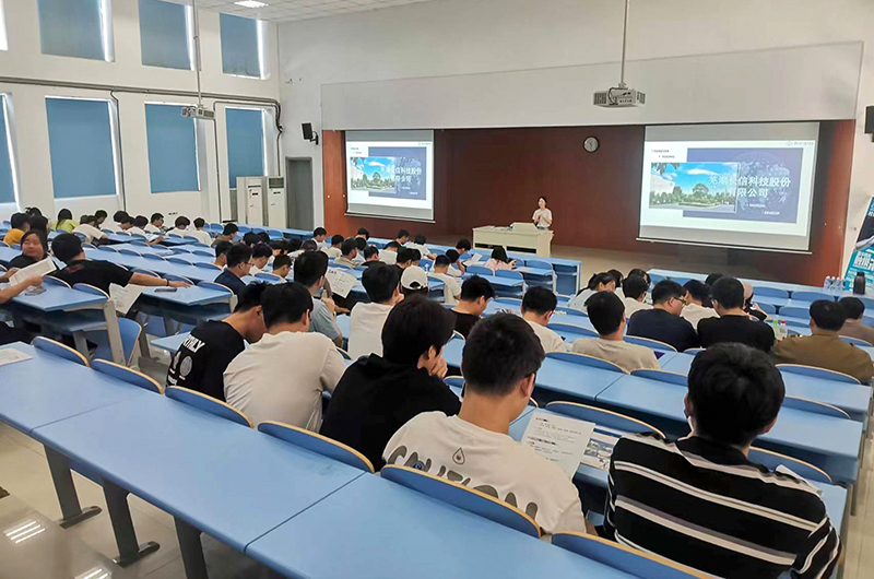 芜湖长信科技在安徽信息工程学院进行招聘宣讲。长信科技供图