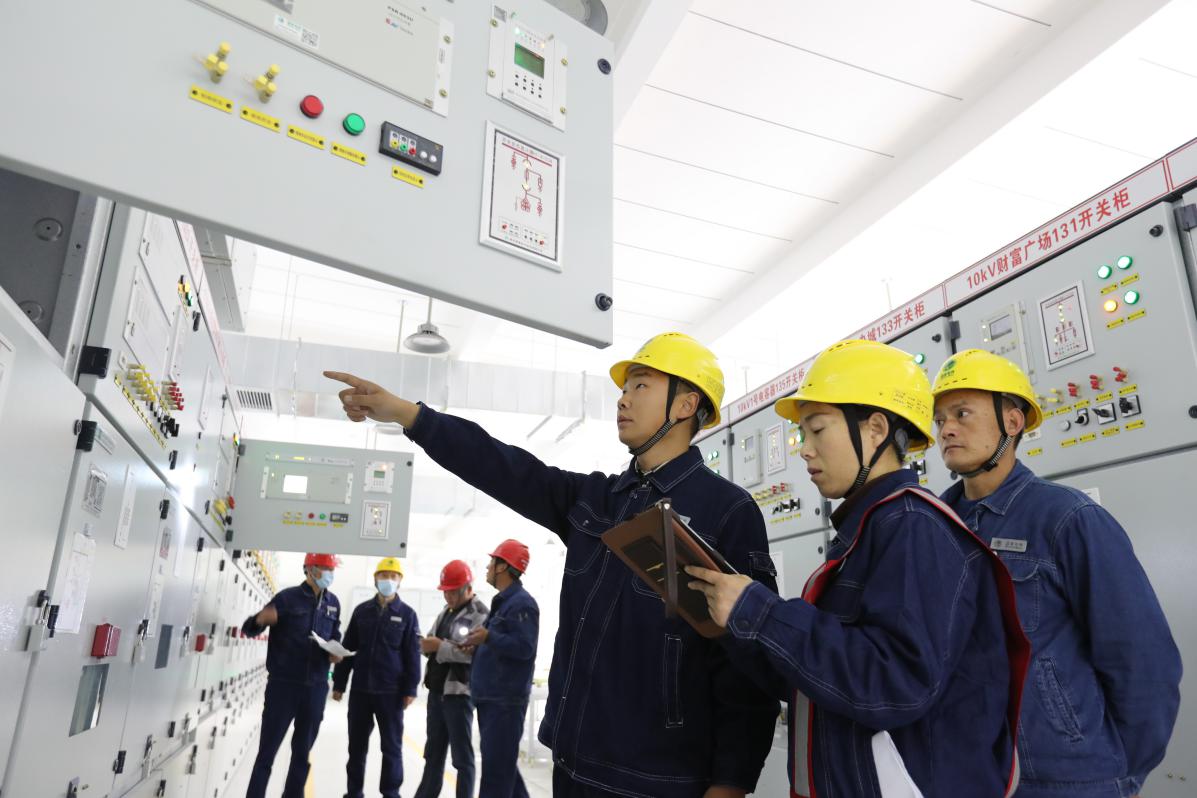 电力员工在砀山县新建110千伏振兴智能变电站内进行操作送电。张闯摄