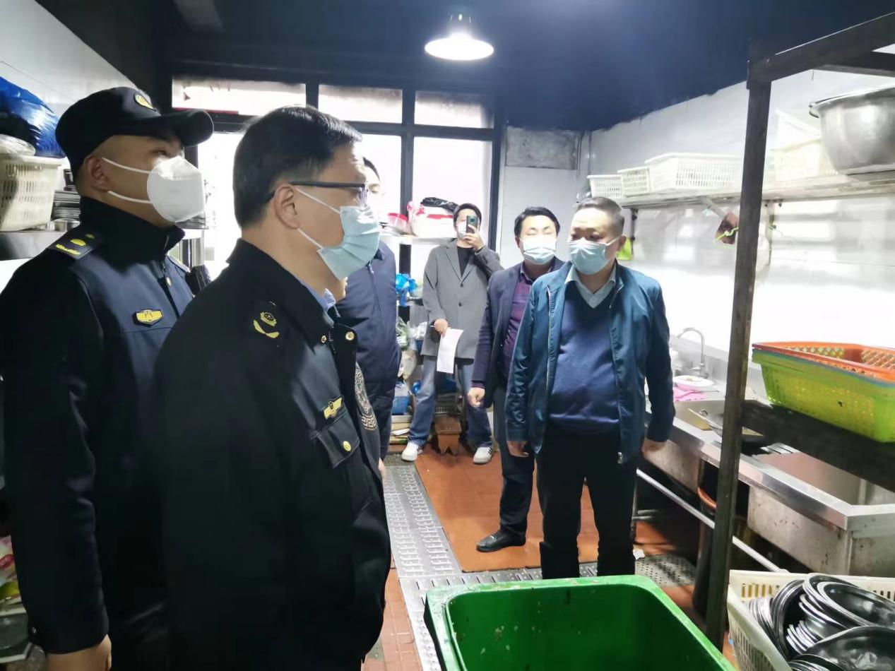 督查組排查鎮域內餐飲場所醇基燃料的使用情況。朱自鬆攝