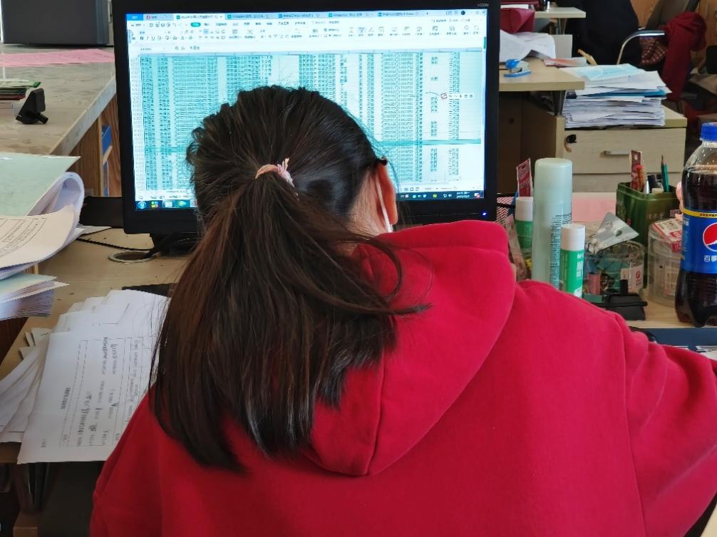 忙碌的龍山村黨總支委員孫敬婷。王苗攝