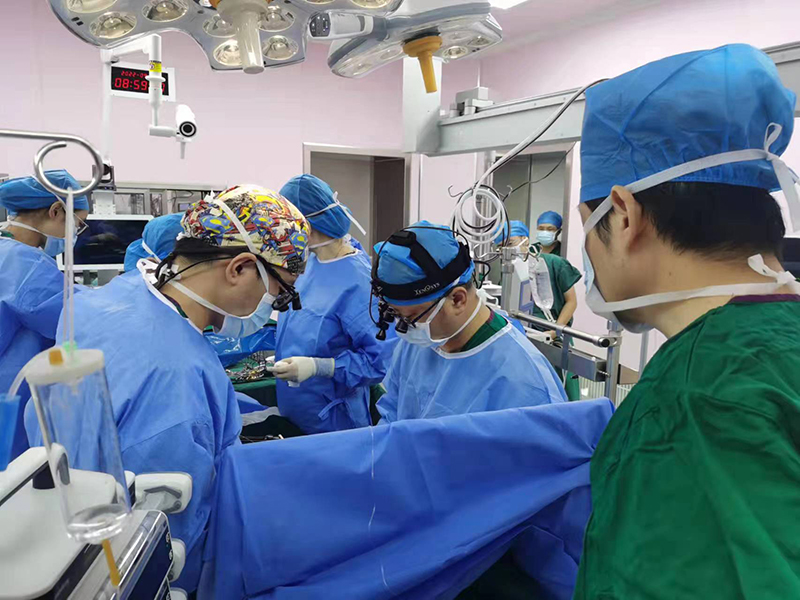 上海名醫正在為患兒進行手術。安徽省婦幼保健院供圖