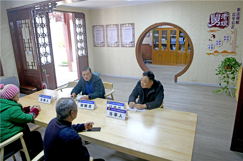 老娘舅调解小组调解员进行信访纠纷调解,化解矛盾纠纷。