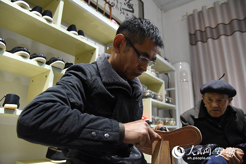 布鞋制作过程。人民网 李希蒙摄