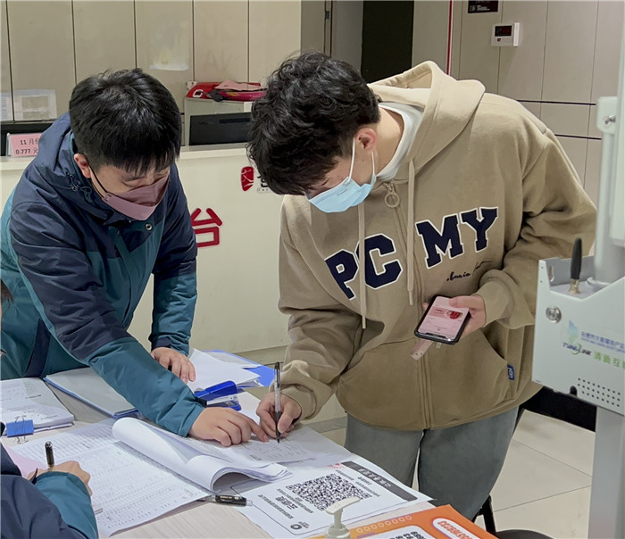 科恩新能源机务检修员盛豪伟服务塘溪津门小区用户。朱维毅摄