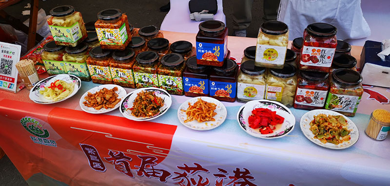 活动现场展出的各类香菜。鲁君元摄