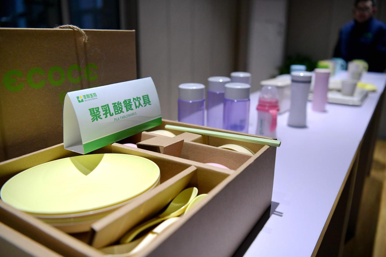 由聚乳酸材料制成的餐盤和水杯。蚌埠市委宣傳部供圖