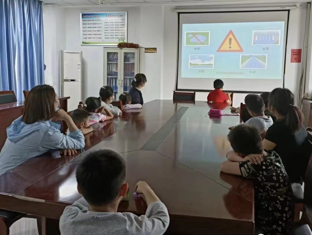 今年7月，順美社區新時代文明實踐站對社區職工子女進行“防溺水”宣傳。肥西經開區順美社區供圖
