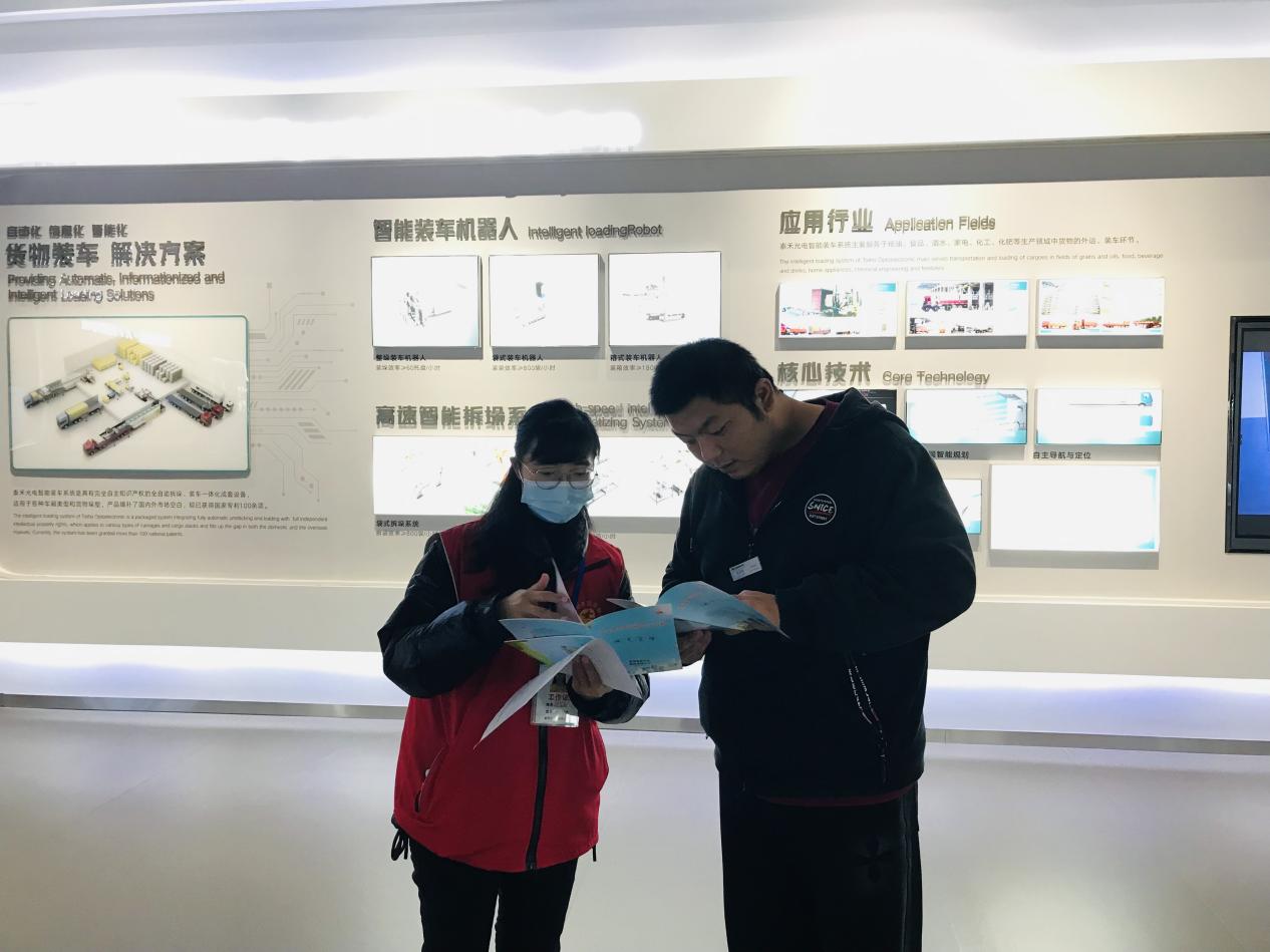 順美社區工作人員在企業發放“小冊子”。肥西經開區順美社區供圖