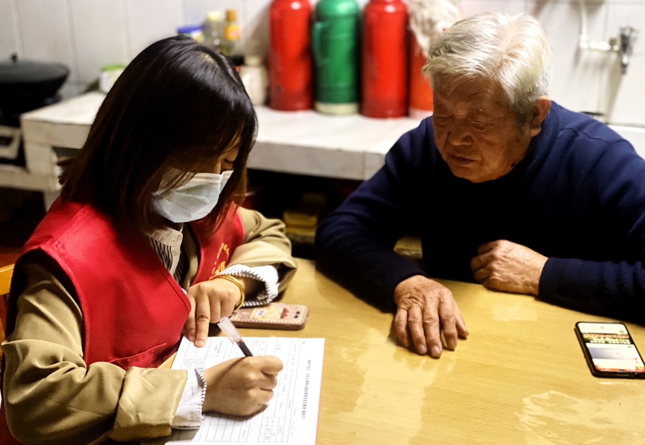 红色夜访走到居民家中问需于民