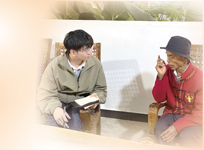 雲南分社記者沈靖然（左）在雲南省滄源佤族自治縣下班老村採訪。李 雲攝