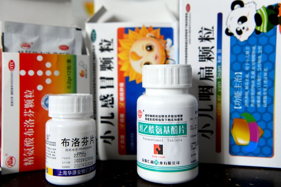 医生对紧缺的发热、止咳、解痛类药品拆分销售，保障农村居民用药需求。