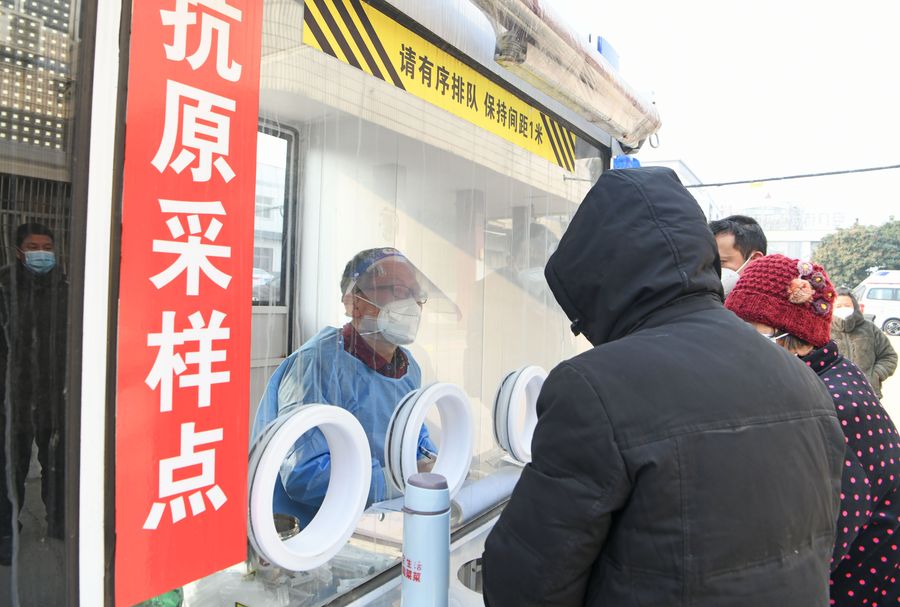医生为村民进行抗原检测。 