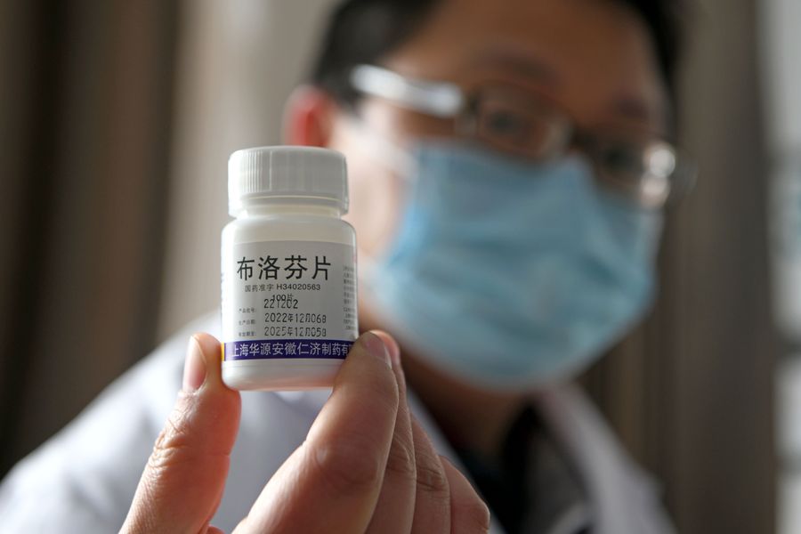 医生展示拆分销售的退烧药，保障农村居民用药需求。
