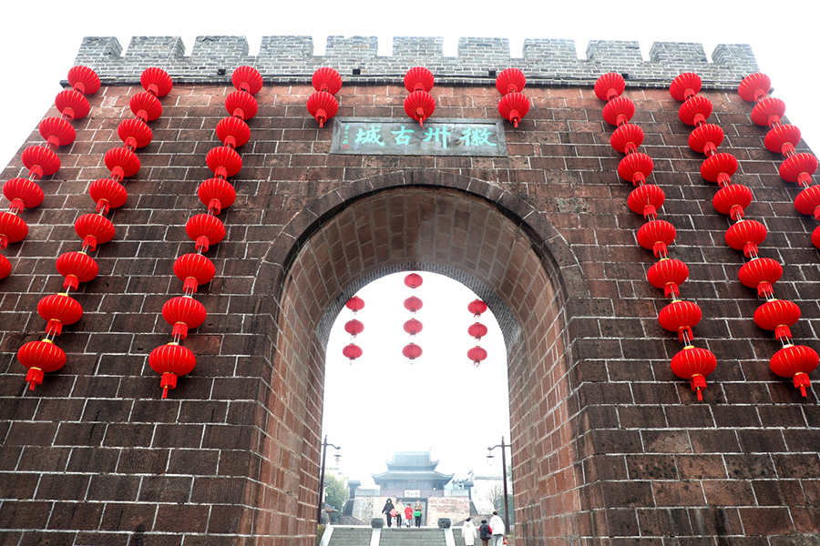 灯笼高挂迎新年。吴建平摄
