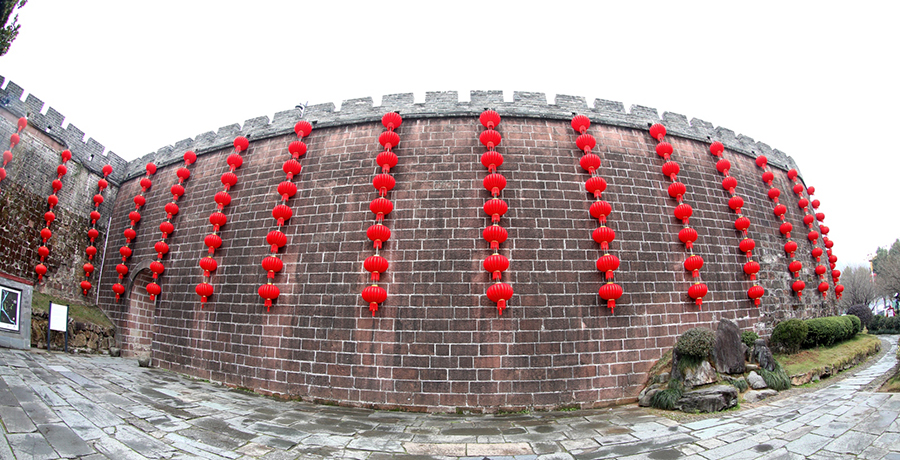 挂满灯笼的古城节日氛围别样浓。吴建平摄