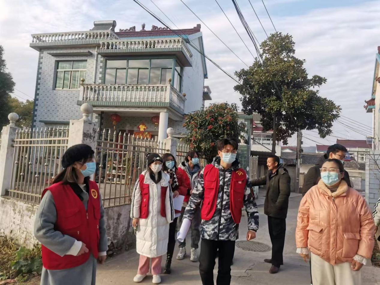 爱心团队在村里摸排老人身体情况。吴黎明摄