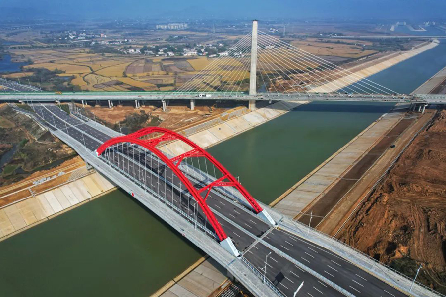 俯瞰江淮运河穿过世纪大道桥（红色）。引江济淮工程全线分布着大大小小130座铁路、公路、市政等各种类型的桥梁。徐勇摄