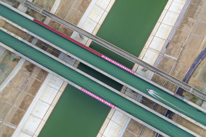 中鐵四局承建的世界最大跨度鋼結構渡槽——引江濟淮淠河總干渠鋼渡槽通航。中鐵四局供圖