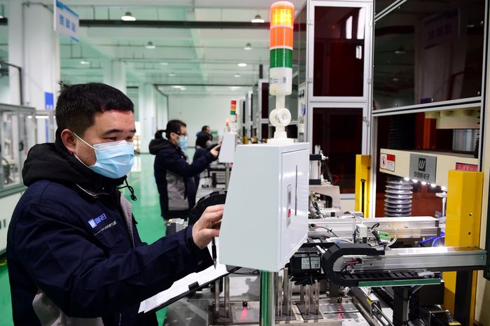 瑶海区长三角数字科技示范园工人在生产线上忙碌。解琛供图