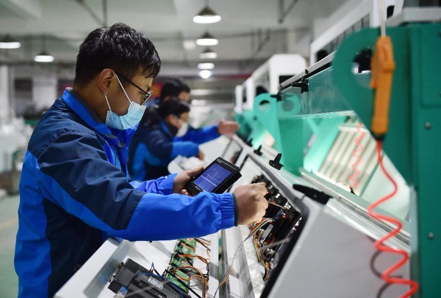 安徽文堯智能光電科技有限公司生產線上的工人在調試出口到海外的CCD智能色選機。