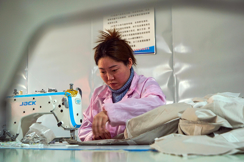 安徽帛斯纺织有限公司的员工们正在加班生产赶制出工四件套