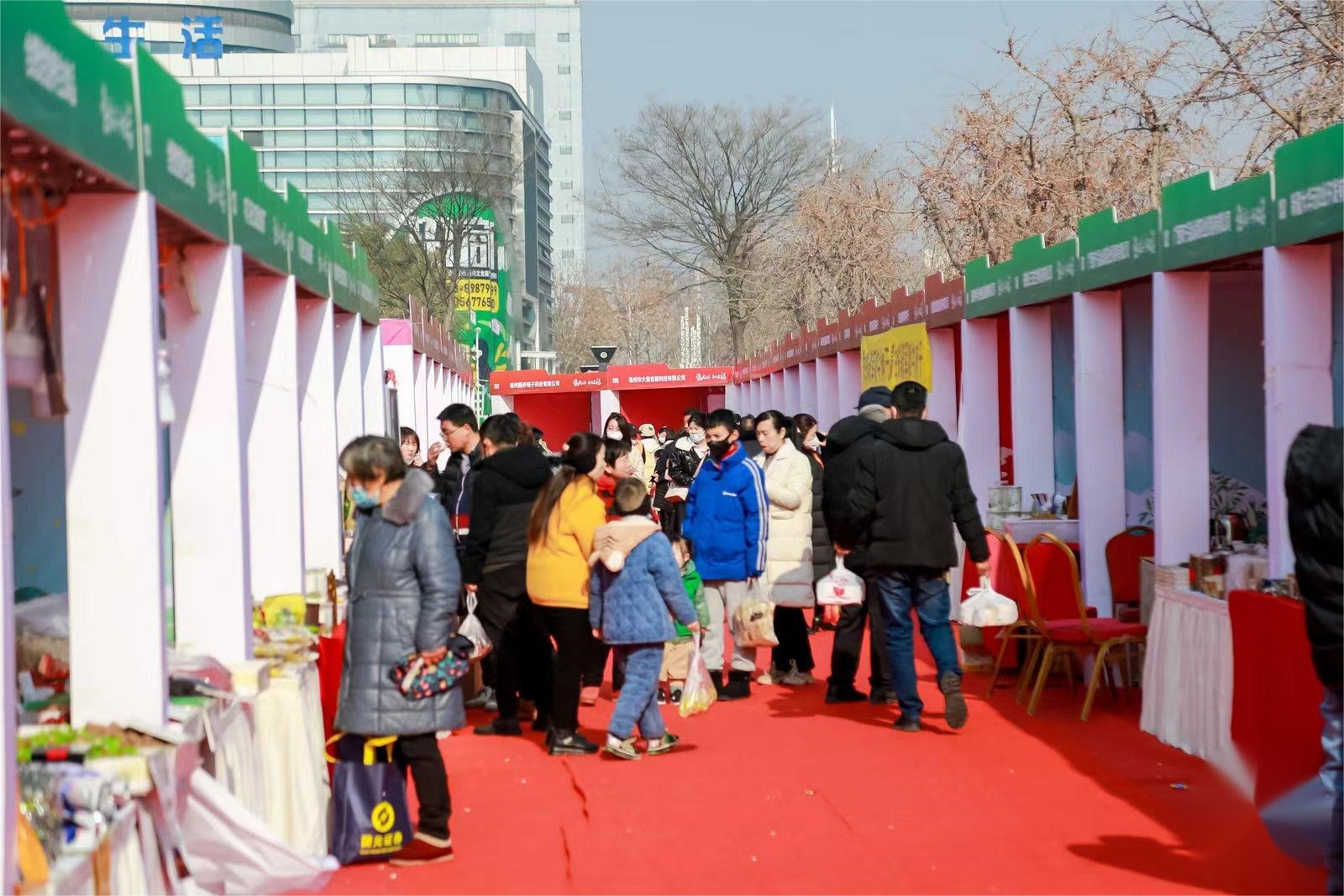 市民选购花茶产品。谯城区委宣传部供图