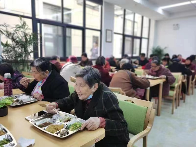 老年人中午在肥西爱和家养老服务中心用餐