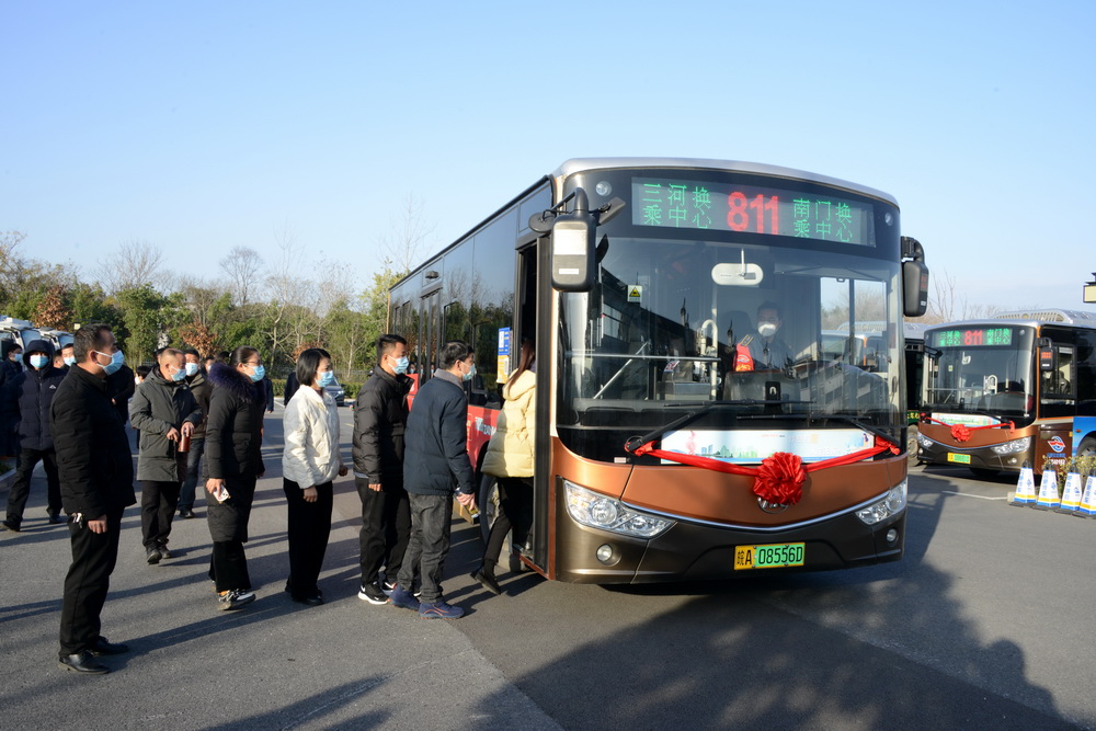 811路公交开行，深受三河镇居民欢迎。