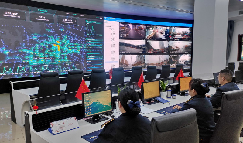 2023年春运期间，合肥公交集团工作人员在智慧指挥中心严密监控全市营运公交车运行动态，精准调整运力投放。