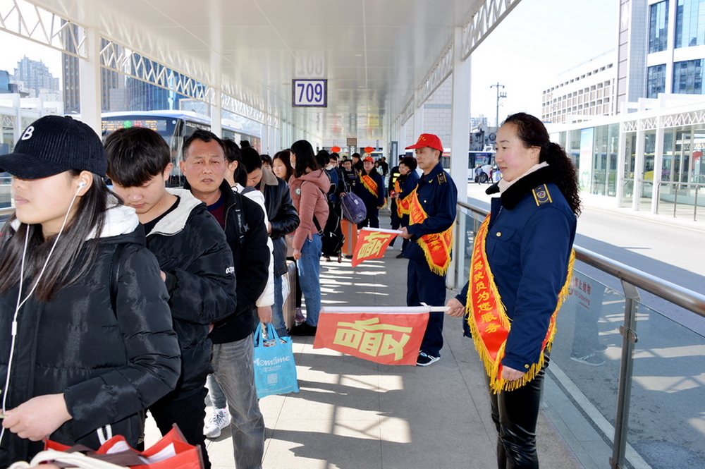 春运期间，合肥公交集团各品牌线路、劳模创新工作室成员将在各公交枢纽站开展志愿服务活动。