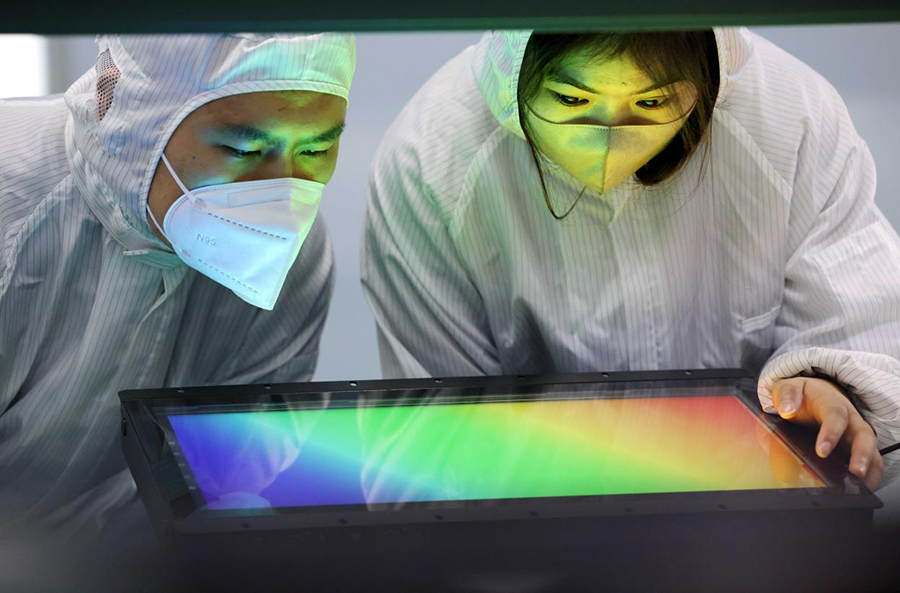 合肥统旭智慧科技有限公司的员工在智慧显示屏生产线上作业。解琛摄