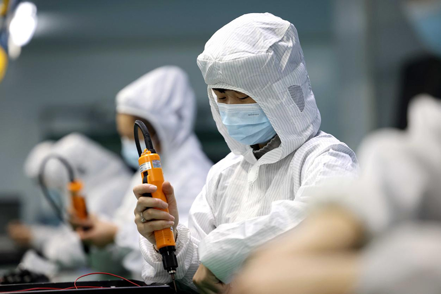 合肥统旭智慧科技有限公司的员工在智慧显示屏生产线上作业。解琛摄