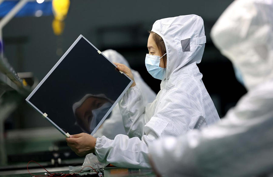 合肥统旭智慧科技有限公司的员工在智慧显示屏生产线上作业。解琛摄
