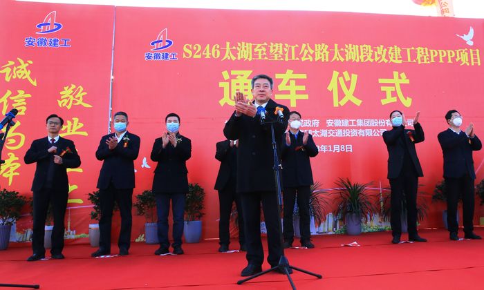 中共太湖縣委書記朱小兵宣布通車。劉輝攝