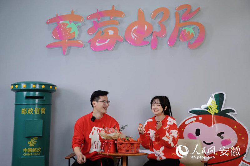两位邮政员工化身直播达人进行直播。人民网 吕欢欢摄